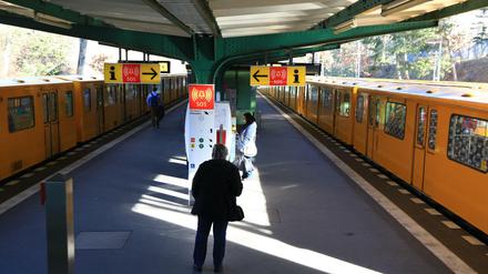 Bisher endet die U3 am Bahnhof Krumme Lanke. Der Mexikoplatz liegt nur wenige hundert Meter entfernt.