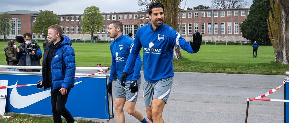 Die Mannschaft von Hertha BSC, hier Sami Khedira, ist zurück auf dem Trainingsplatz.