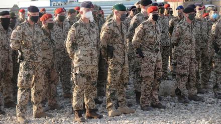 Soldaten stehen im nordafghanischen Masar-i-Scharif bei einem Besuch von Außenminister Maas (SPD, nicht im Bild) im Camp Marmal. 