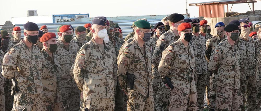 Soldaten stehen im nordafghanischen Masar-i-Scharif bei einem Besuch von Außenminister Maas (SPD, nicht im Bild) im Camp Marmal. 