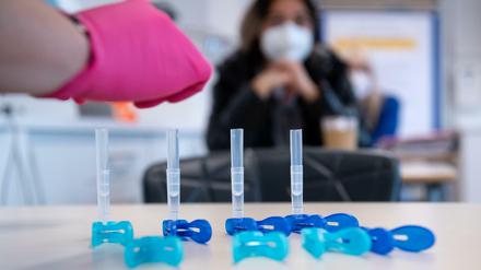 Die Testpflicht an Berliner Schulen wird ausgeweitet.
