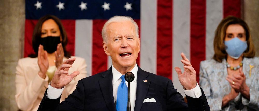 Ein neues Bild von Amerika: sozialer und staatsgläubiger. Präsident Joe Biden bei seiner Rede im Kongress. Hinter ihm Vizepräsidentin Kamala Harris (links) und Nancy Pelosi, Madame Speaker des Repräsentantenhauses.