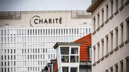 Der Bettenturm der Charité in Berlin-Mitte.