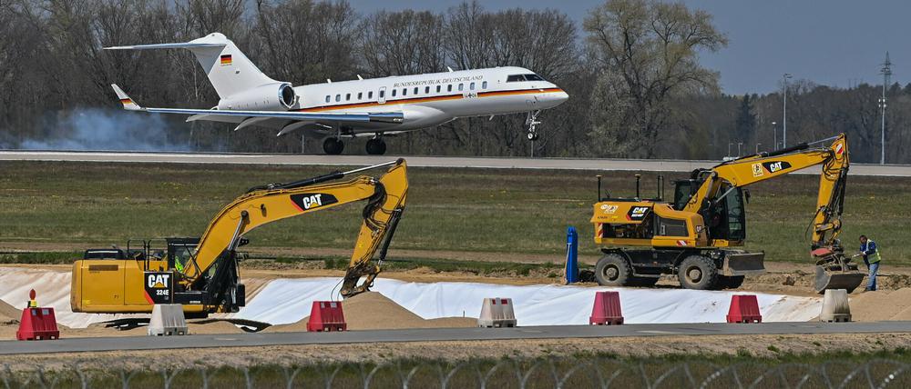Ein Regierungsflieger im Anflug auf den BER. 