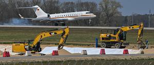 Ein Regierungsflieger im Anflug auf den BER. 