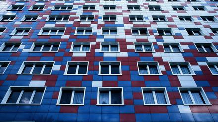 Hausfassade in Marzahn, hier leben viele Menschen auf engem Raum, was Corona-Risiken erhöht. 