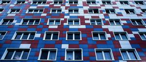 Hausfassade in Marzahn, hier leben viele Menschen auf engem Raum, was Corona-Risiken erhöht. 
