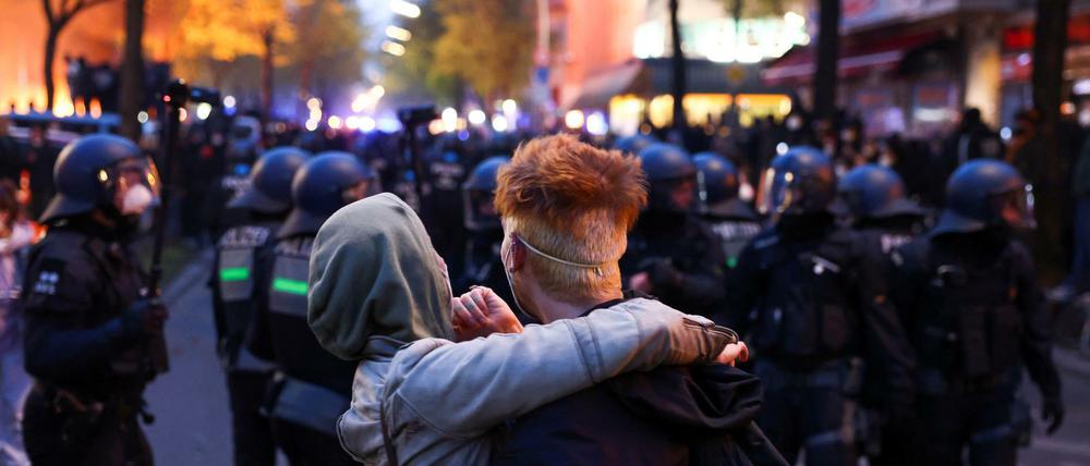 Krawalle und Liebe. Ein Paar und Polizisten am Abend bei der "Revolutionären 1. Mai-Demonstration" in Neukölln.