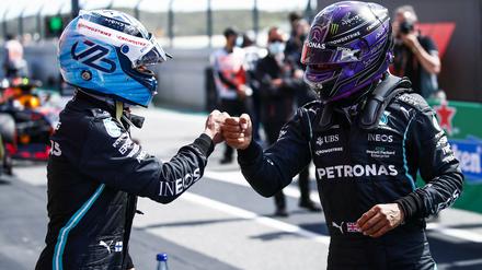 Die beides Teamkollegen Valtteri Bottas (links) und Lewis Hamilton freuen sich über ihre Startpositionen.