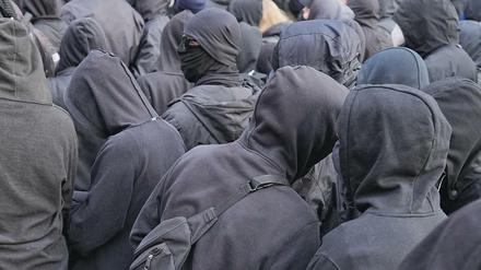 Teilnehmer eines Demonstrationszugs zum 1. Mai in Berlin 