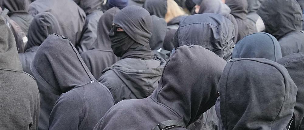 Teilnehmer eines Demonstrationszugs zum 1. Mai in Berlin 
