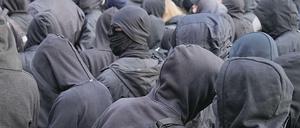 Teilnehmer eines Demonstrationszugs zum 1. Mai in Berlin 