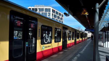 Der 15-Jährige fiel beim Anfahren des Zuges vom Dach.