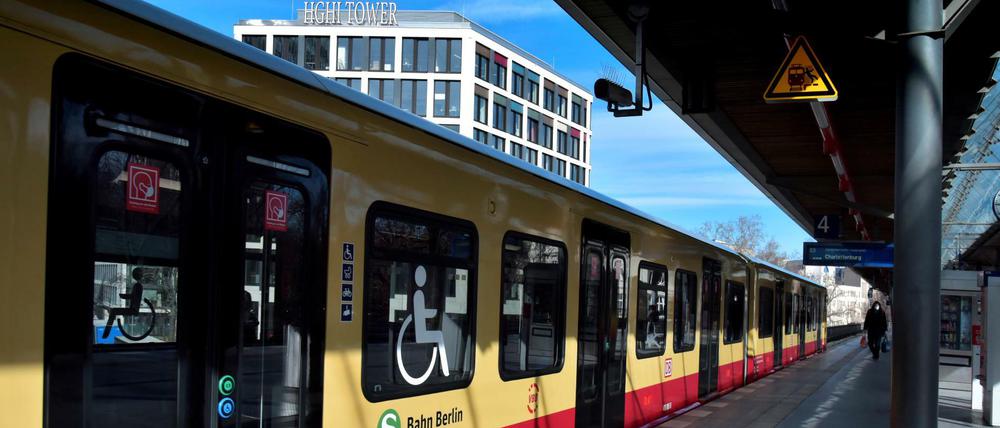 Der 15-Jährige fiel beim Anfahren des Zuges vom Dach.