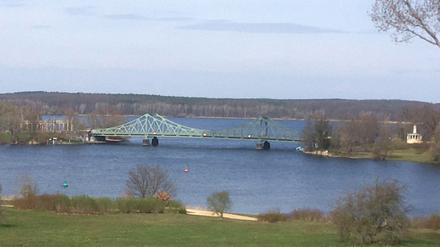 Glienicker Brücke mit verschieden schattierten Anstrichen,halb und halb.