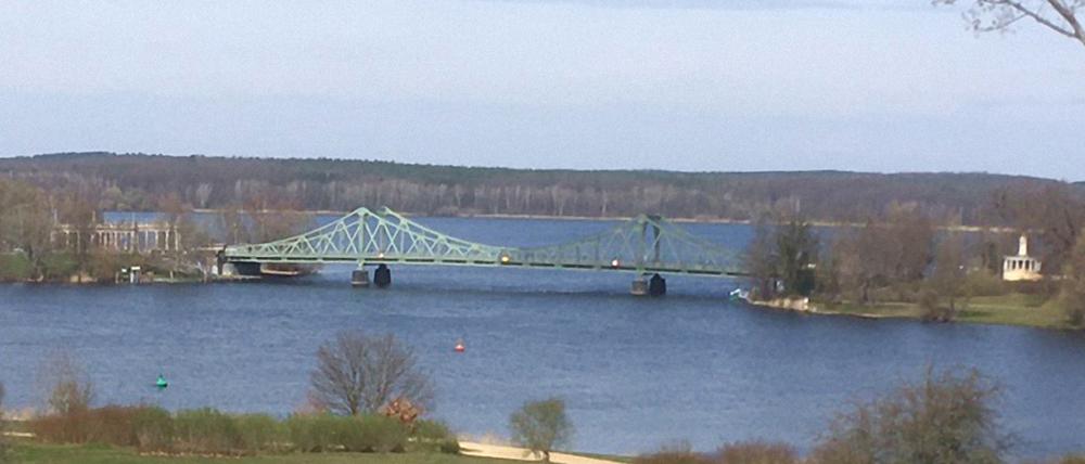 Glienicker Brücke mit verschieden schattierten Anstrichen,halb und halb.