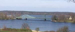 Glienicker Brücke mit verschieden schattierten Anstrichen,halb und halb.
