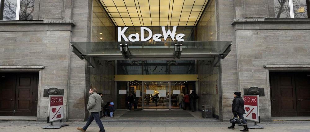 Haupteingang des Berliner Kaufhauses KaDeWe in der Tauentzienstraße in Berlin-Charlottenburg.