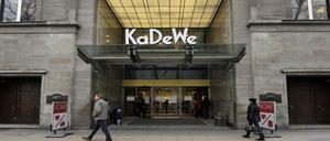 Haupteingang des Berliner Kaufhauses KaDeWe in der Tauentzienstraße in Berlin-Charlottenburg.
