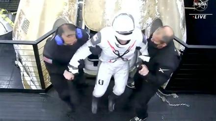 Commander Mike Hopkins verlässt die „Crew Dragon“-Kapsel