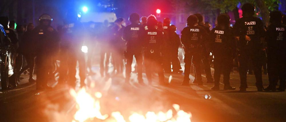 Polizisten stehen am Rande der "Demonstration zum revolutionären 1. Mai".