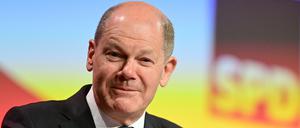  Olaf Scholz, Bundesfinanzminister und Spitzenkandidat der SPD für die Bundestagswahl 2021, lächelt während seiner Rede bei der digitalen Landesvertreterversammlung der SPD Brandenburg. 
