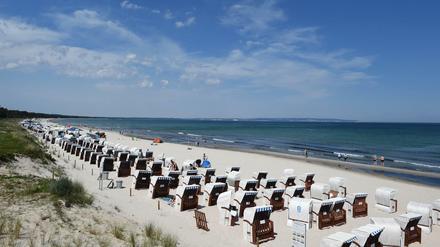  Zahlreiche Strandkörbe stehen am Strand des Ostseebades Binz auf der Insel Rügen. Es gibt eine direkte ICE-Verbindung nach Berlin.