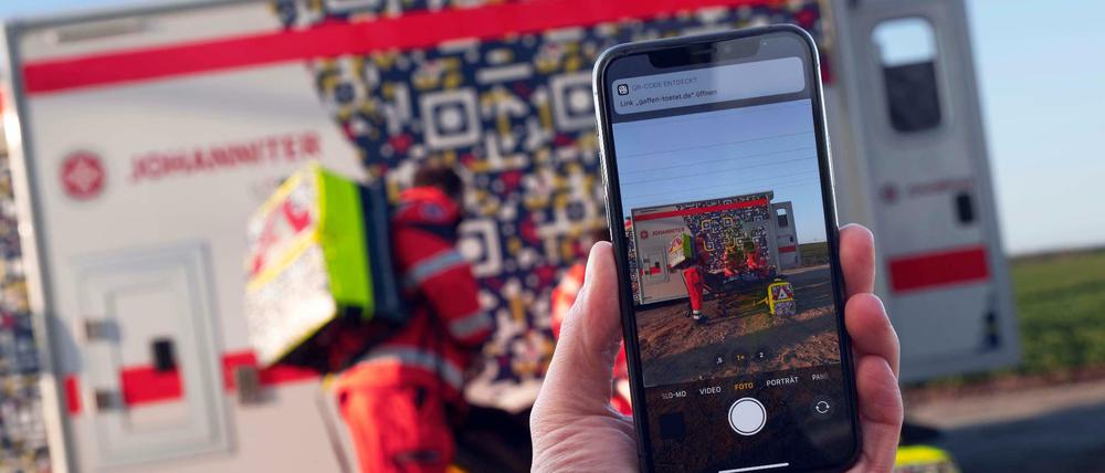 Durch einen QR-Code soll auf Smartphones von Schaulustigen die Botschaft „Gaffen tötet“ erscheinen, wenn sie Einsätze der Johanniter fotografieren wollen.