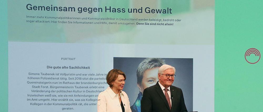 Bundespräsident Frank-Walter Steinmeier schaltet mit seiner Frau Elke Büdenbender das Portal "Stark im Amt" frei. 