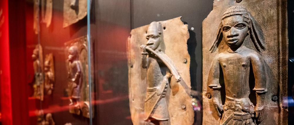 Zählen auch zu den Benin Bronzen: Reliefplatten aus Nigeria im Lindenmuseum in Stuttgart.