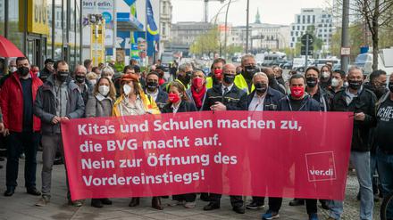 Bei einer Aktion der Gewerkschaft Verdi protestierten Busfahrer im Vorfeld der Aufsichtsratssitzung der BVG gegen die Öffnung des Vordereinstiegs in Bussen.