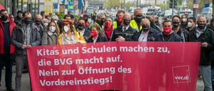 Bei einer Aktion der Gewerkschaft Verdi protestierten Busfahrer im Vorfeld der Aufsichtsratssitzung der BVG gegen die Öffnung des Vordereinstiegs in Bussen.
