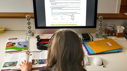 So wie dieses Kind sitzt auch die Tochter unserer Kolumnistin seit der Pandemie vermehrt vor dem Computer - nicht nur für den Schulunterricht.