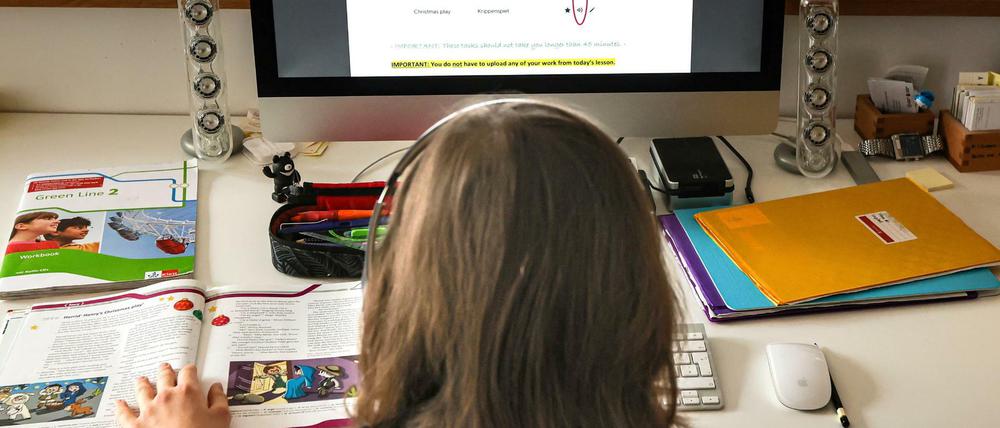 So wie dieses Kind sitzt auch die Tochter unserer Kolumnistin seit der Pandemie vermehrt vor dem Computer - nicht nur für den Schulunterricht.