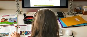 So wie dieses Kind sitzt auch die Tochter unserer Kolumnistin seit der Pandemie vermehrt vor dem Computer - nicht nur für den Schulunterricht.