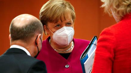 Schwierige Frage: Welche Grundrechte bekommen Geimpfte zurück: Kanzlerin Angela Merkel mit Vizekanzler Scholz und Justizministerin Lambrecht. 