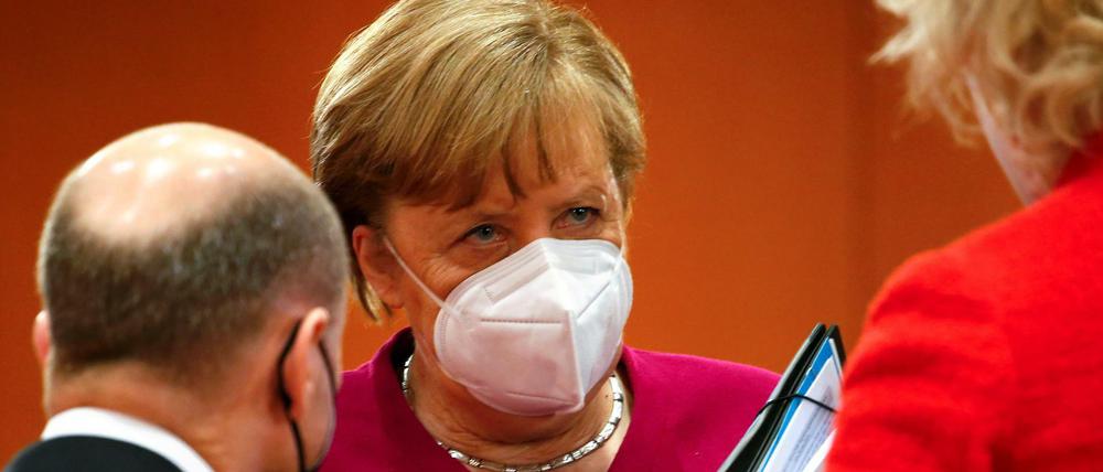 Schwierige Frage: Welche Grundrechte bekommen Geimpfte zurück: Kanzlerin Angela Merkel mit Vizekanzler Scholz und Justizministerin Lambrecht.