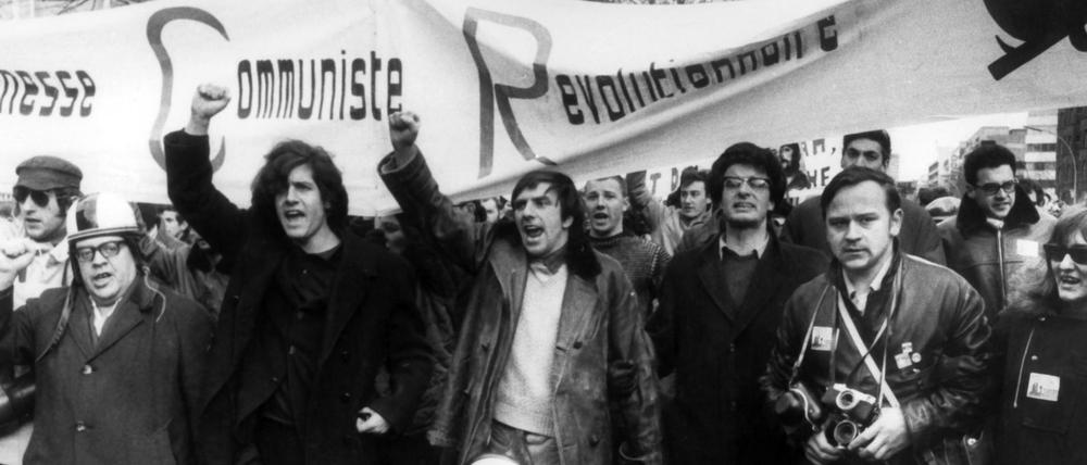 Unterm Pflaster liegt der Strand. Der SDS-Kopf Rudi Dutschke (M, mit erhobener Faust), und Erich Fried (l) marschieren am 18. Februar 1968 in Berlin an der Spitze eines Demonstrationszuges gegen den Vietnamkrieg mit.