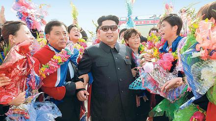 So sieht es laut der North Korean Central News Agency aus, wenn Kim Jong-Un die Fußball-Nationalmannschaft der Frauen am Flughafen empfängt.