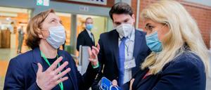 AfD-Politikerin Beatrix von Storch (l.) mit der Berliner AfD-Landesvorsitzende Kristin Brinker. Sie Partei sieht sich als "parlamentarischer Arm“ der Anti-Corona-Proteste. 