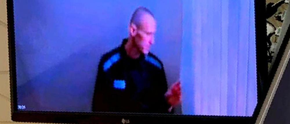 Abgemagert und kahlgeschoren wurde Alexej Nawalny aus dem Straflager in den Gerichtssaal zugeschaltet.