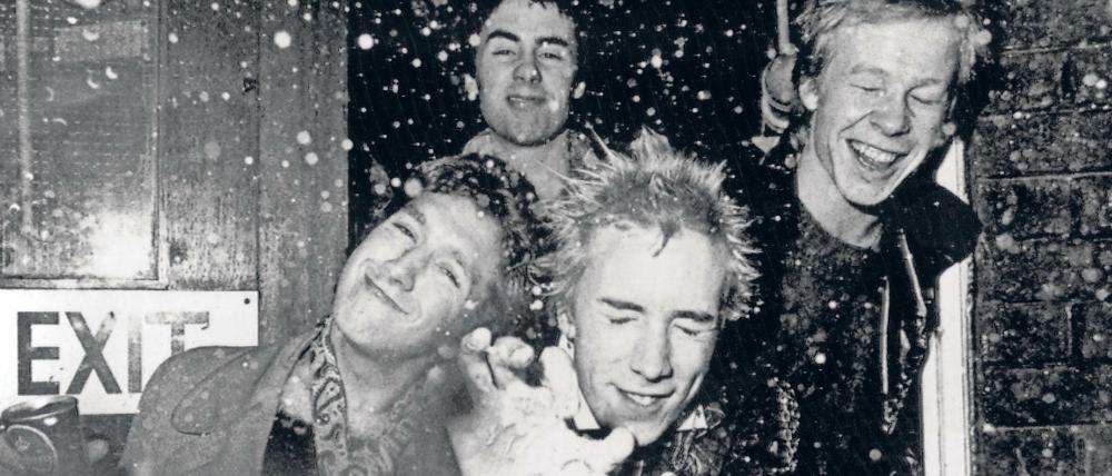 So geht wahre Jugend. Die Sex Pistols mit Sänger Johnny Rotten (Mitte) lassen eine Dose Bier explodieren. Aufgenommen im Londoner Herbst 1976. 