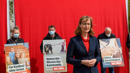 Die Linken-Fraktionschefin und Spitzenkandidatin in Sachsen-Anhalt, Eva von Angern, mit dem umstrittenen Plakat. 