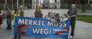 Radikal rechts. Anhänger AfD in Berlin vor dem Bundeskanzleramt. Die Partei ist jetzt offenbar auch in der Hauptstadt vom Verfassungsschutz als extremistischer Verdachtsfall eingestuft.
