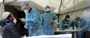 Muslime lassen sich vor der Dar-as-Salam-Moschee im Bezirk Neukölln auf Corona testen, bevor sie den Gebetsraum betreten.