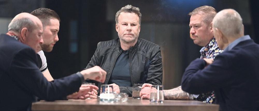 „Warum wird man zum Täter?“, fragt Jenke von Wilmsdorff (Mitte) seine Gäste in der ProSieben-Sendung „Jenke. Crime“. Seine Gesprächspartner sollten eine Antwort parat haben, zusammen stehen sie für 70 Jahre Gefängnis.