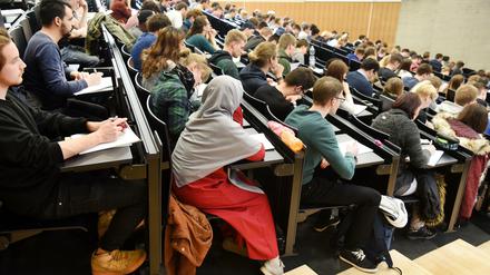 Vielfalt auch im Hörsaal: Ein Blick in eine Vorlesung in Wirtschaftswissenschaft an der Universität Halle-Wittenberg