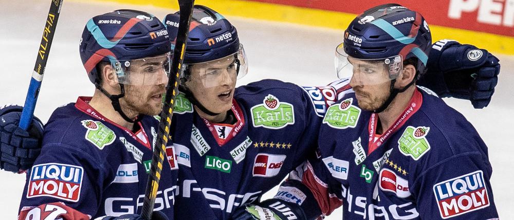 Hier fing die Wende im Spiel an. John Ramage (r) jubelt nach seinem Treffer zum 1:2 mit Teamkollegen Marcel Noebels (l) und Lukas Reichel.