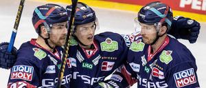 Hier fing die Wende im Spiel an. John Ramage (r) jubelt nach seinem Treffer zum 1:2 mit Teamkollegen Marcel Noebels (l) und Lukas Reichel.
