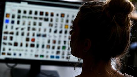  Sarah Schneider, Kriminaloberkommissarin beim Polizeipräsidium Mittelhessen, sitzt in einem Büro der «BAO Fokus» vor einem Auswertungscomputer.